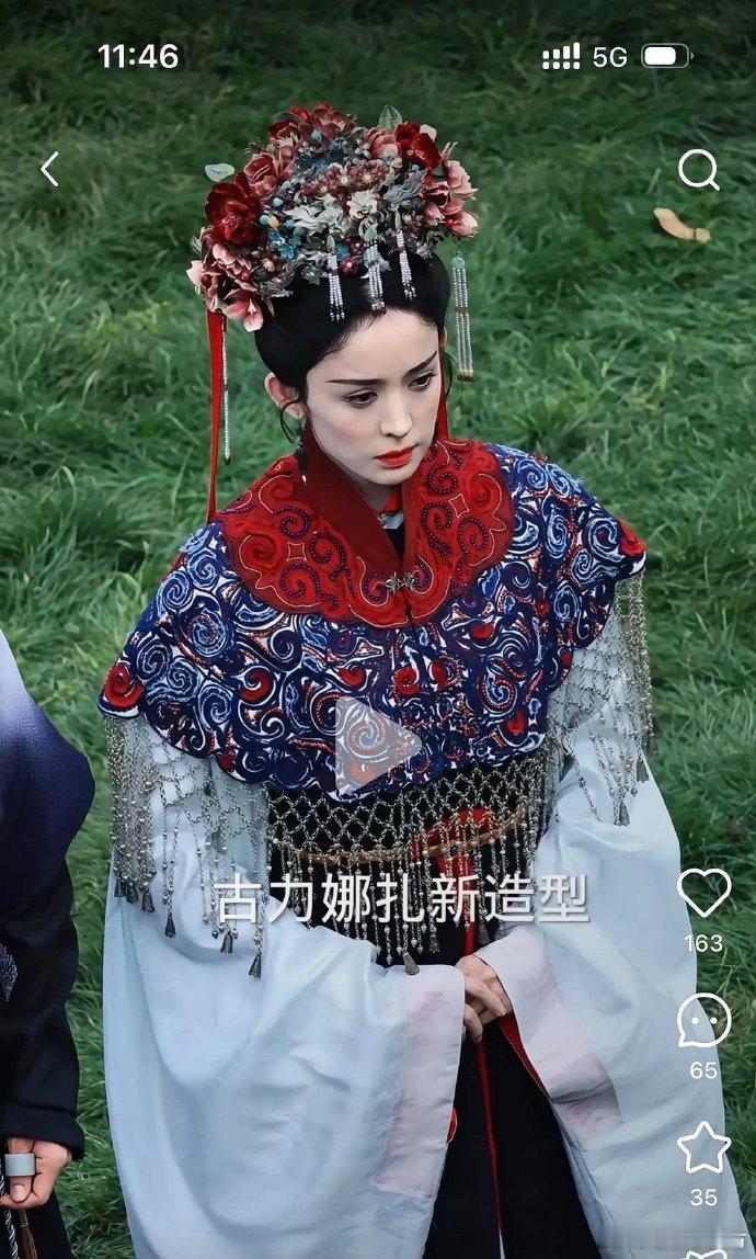 古力娜扎这妆造似有女主巫术之感，粉紫色系眼影搭配金色亮点，眼头黄色点缀，仿若穿越