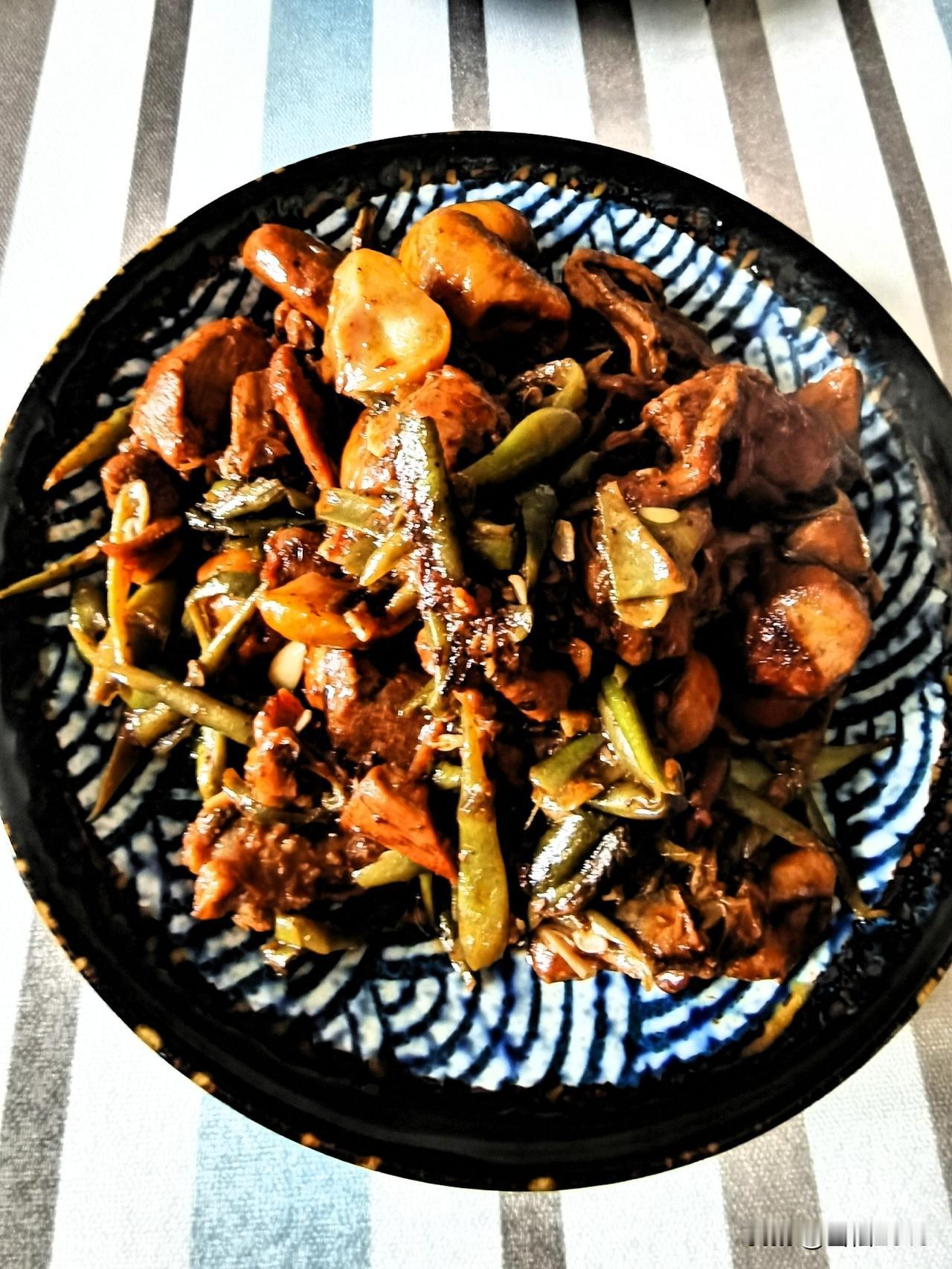 春日的餐桌，就该有春天的样子。

昨天的午餐，老婆做了香椿炒鸡蛋，很多人吃不惯那