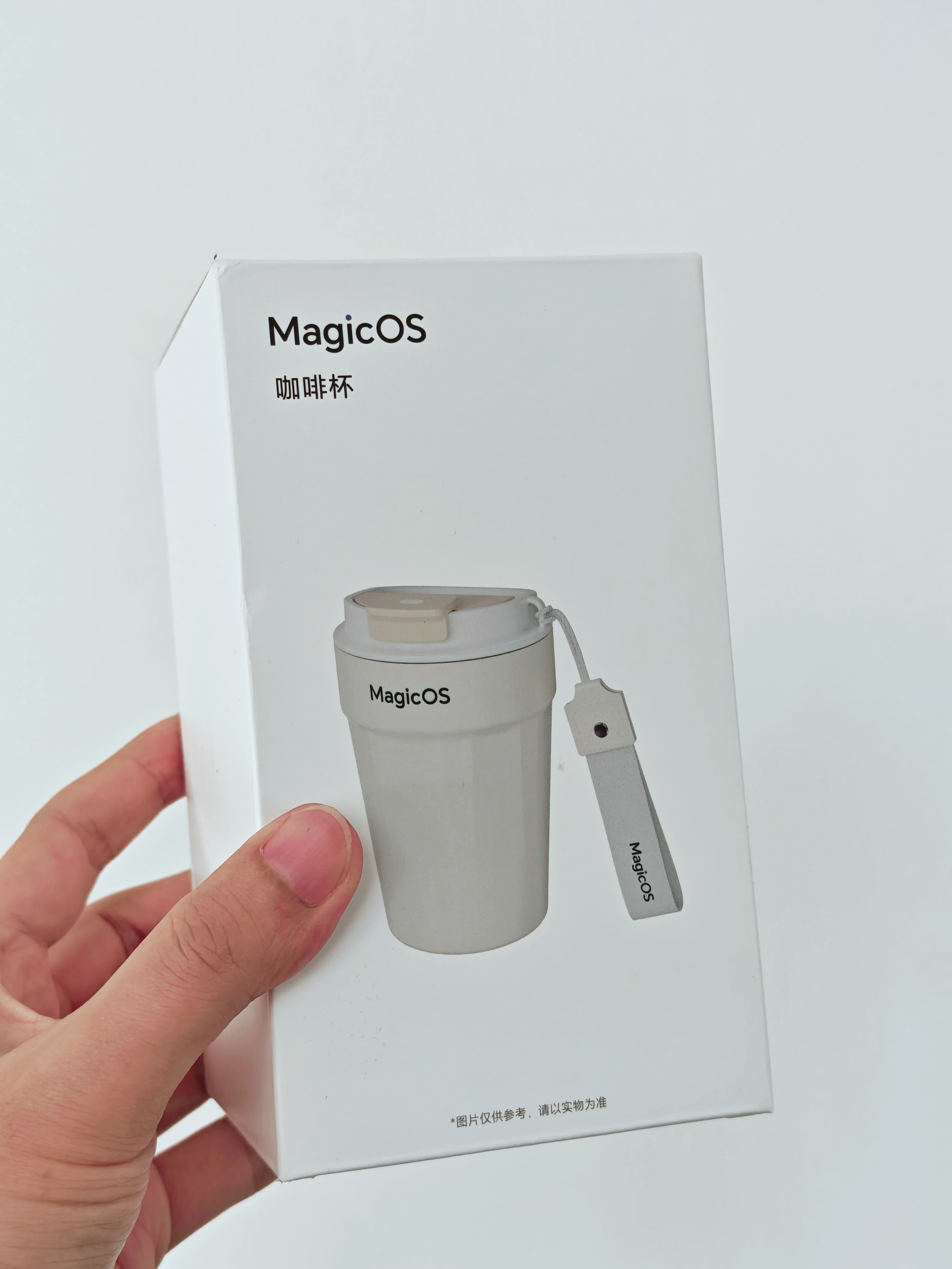 翻出来一个荣耀MagicOS的咖啡杯，送给粉丝们吧。关注+点赞就行，下周由抽奖送