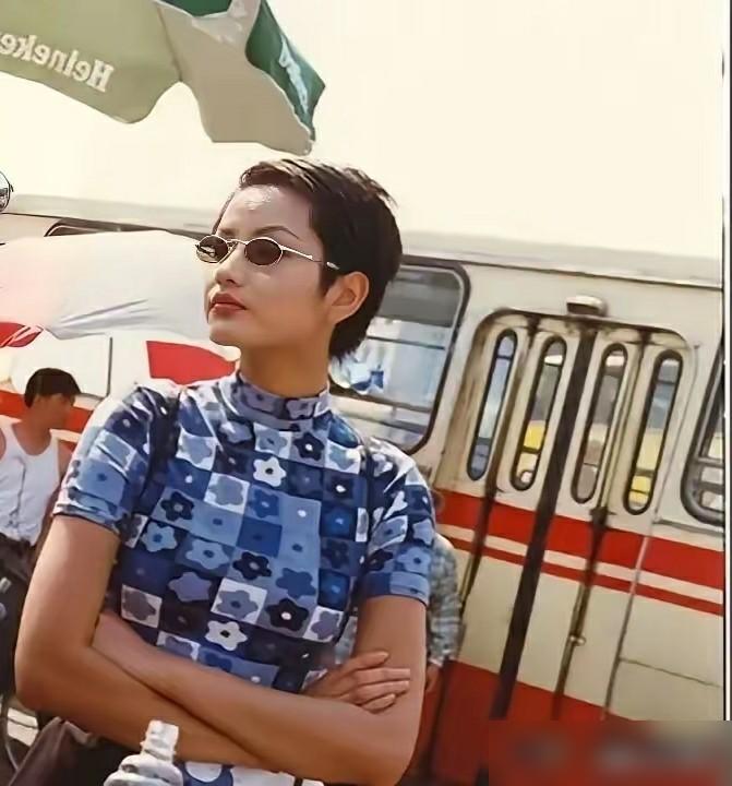 当年瞿颖可是风光无两。超模加谋女郎，在圈里早有分量。
 
1997年她跟李亚鹏因