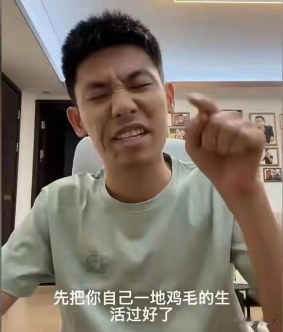 主播旭旭宝宝被网暴，掉粉50万。究竟是黑粉“道德绑架”？还是他“太过狂妄”？

