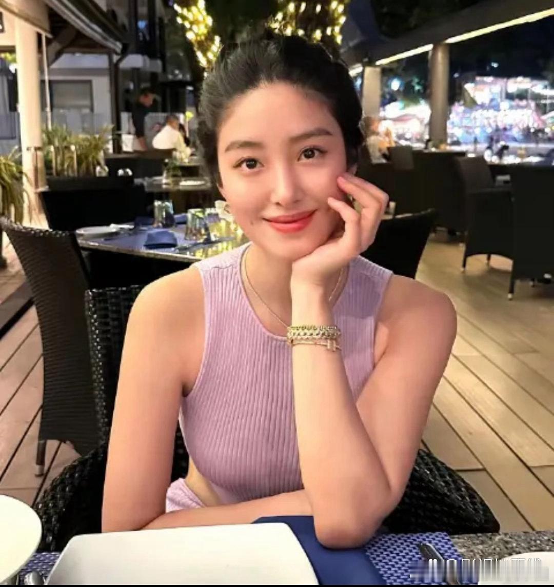 网友在杨采钰评论区留言：姐妹，婚礼婚纱照满月酒一个没有啊。对此，杨采钰表示：有啊