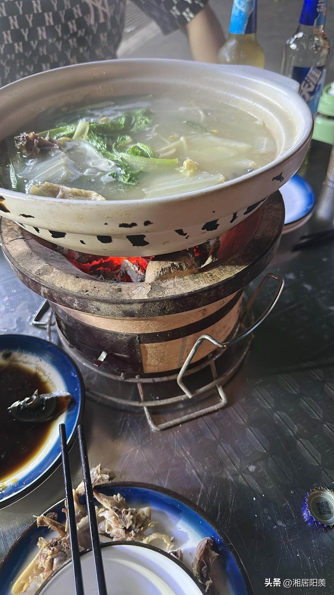 昨天和几个同事想着今天都休息，就约着晚上去转转，打了两个小时台球饿了。因为他是宜