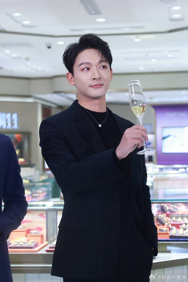 张晚意提醒粉丝小朋友露屁股了 活动现场暖心细节拉满！瞥见前排小朋友衣服滑落，轻声