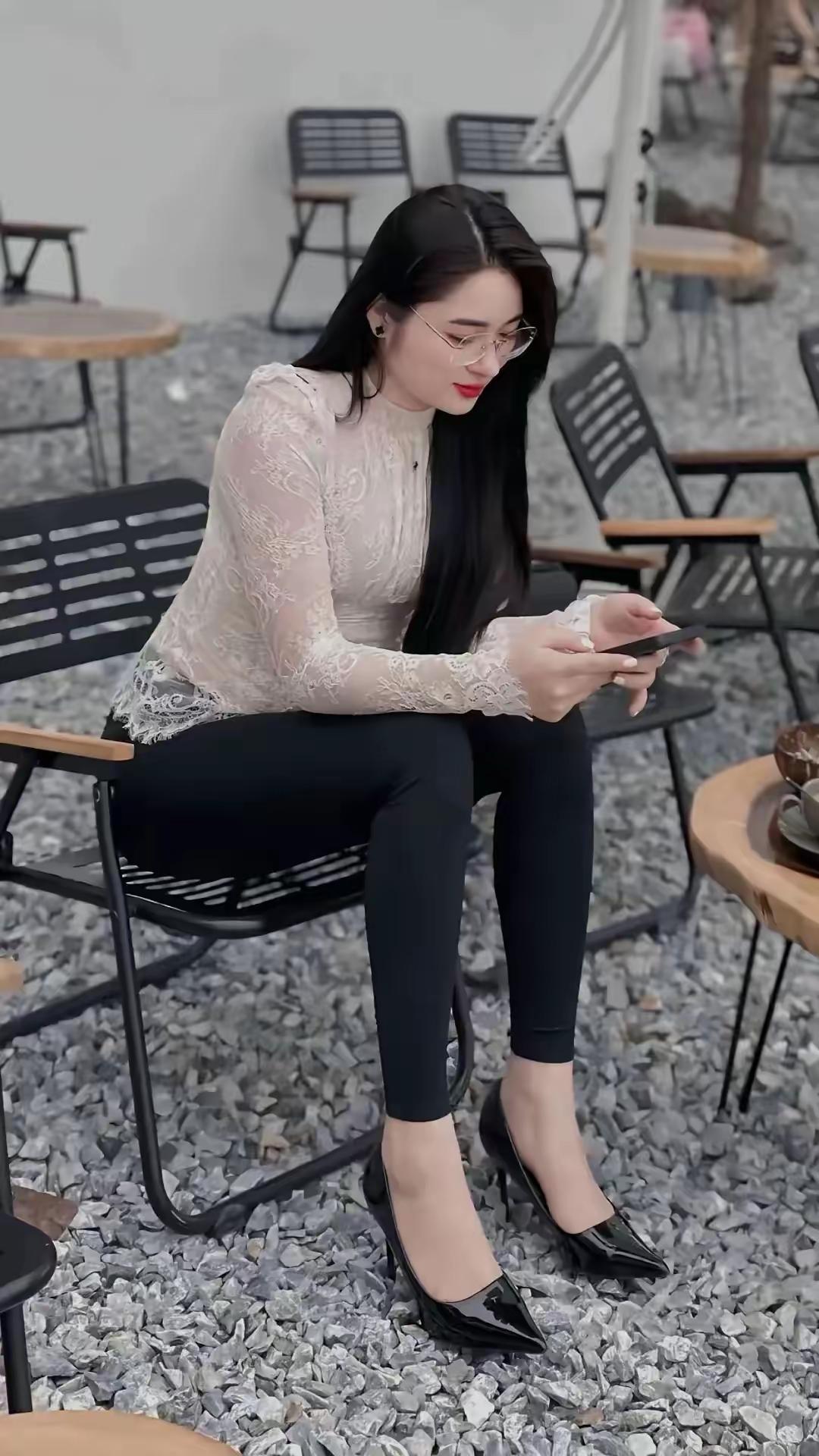 优雅黑丝袜搭配高跟鞋，都市女性风范