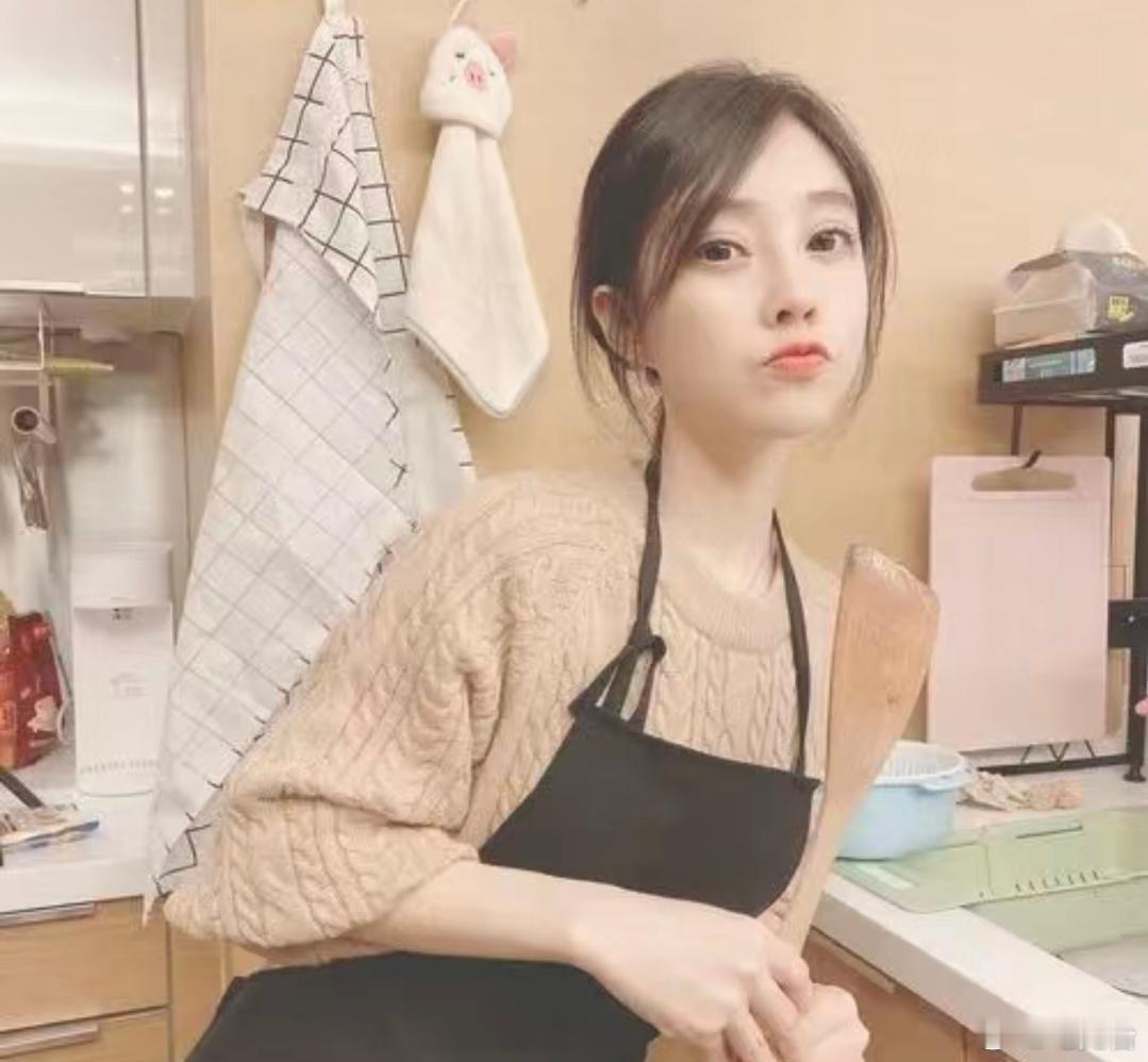 消失半年的冯提莫到底经历了什么？[衰][衰]曾被挖出陪睡黑历史，承认“有收钱”让