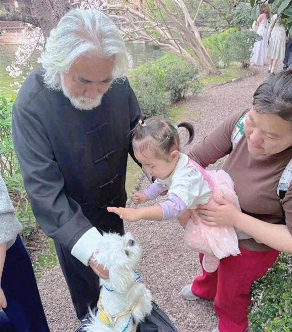 76岁的张纪中带孙女，在公园享受天伦之乐的画面，真的太温馨了。在西溪湿地，他白发