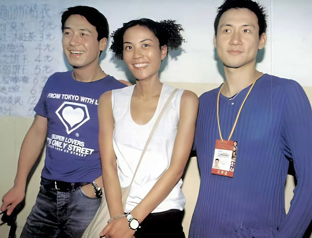 当年王菲和黎明、张学友合影，她笑得好开心呀！