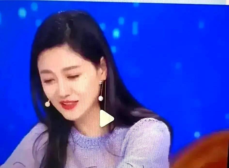 大S一脚踢飞汪小菲的袜子，这段视频在2018年被转了38万次，夸她甜；2022年