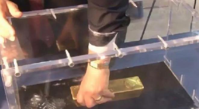 “玩不起了！”北京商场举办“单手抓金”的活动，不料，被一男子成功抓起一根25斤重
