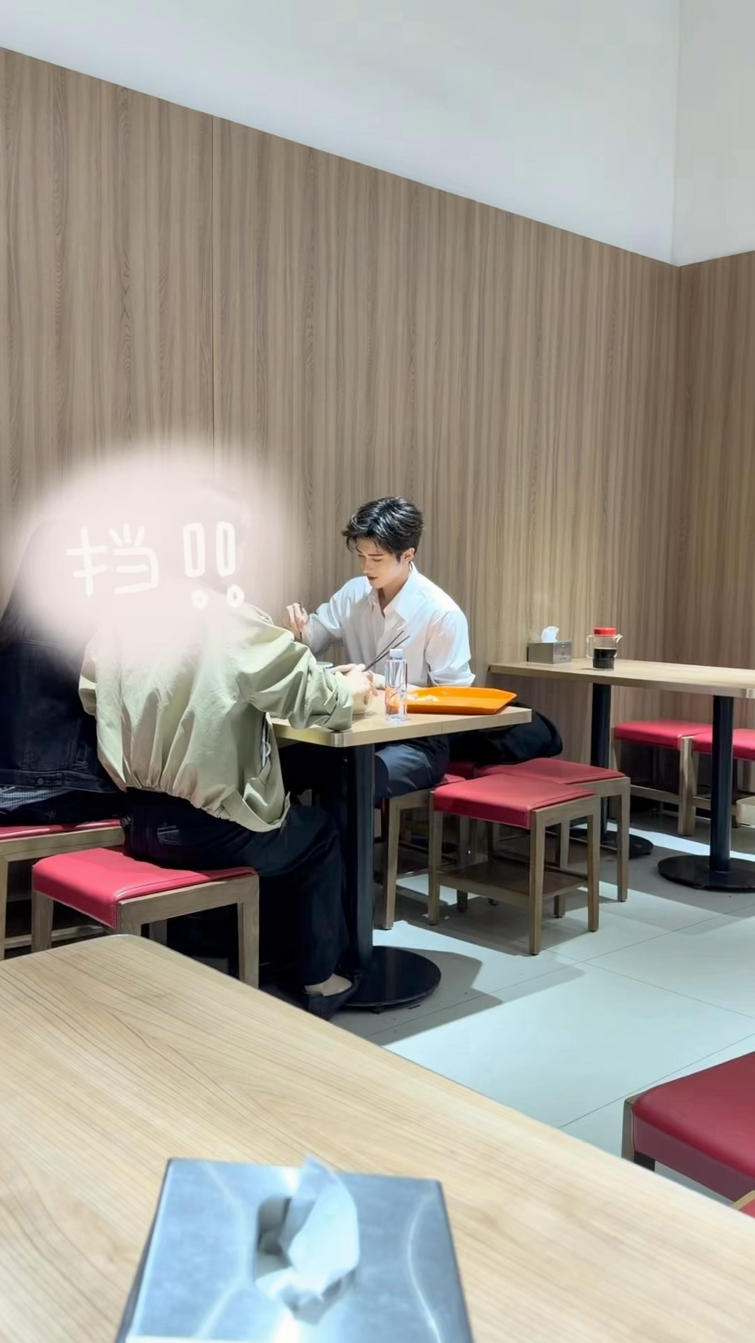 吃牛肉面碰到闫桉了羡慕两个字我都说累了，下次这种好事记得发pyq就行不要放网上了
