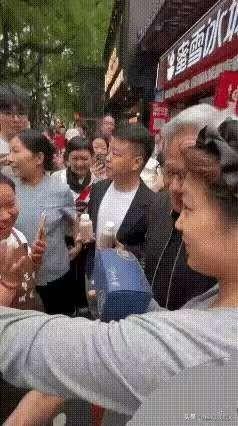 豆汁暴击！黄仁勋逛北京胡同翻车现场

谁能想到，一个大老板逛北京胡同，竟然被一碗