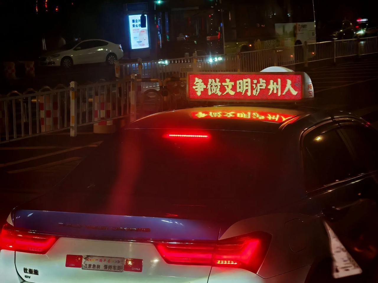 文明出行，不仅要加大劝导引导力度，而更应该成为每一位参与者遵循的行动自觉。