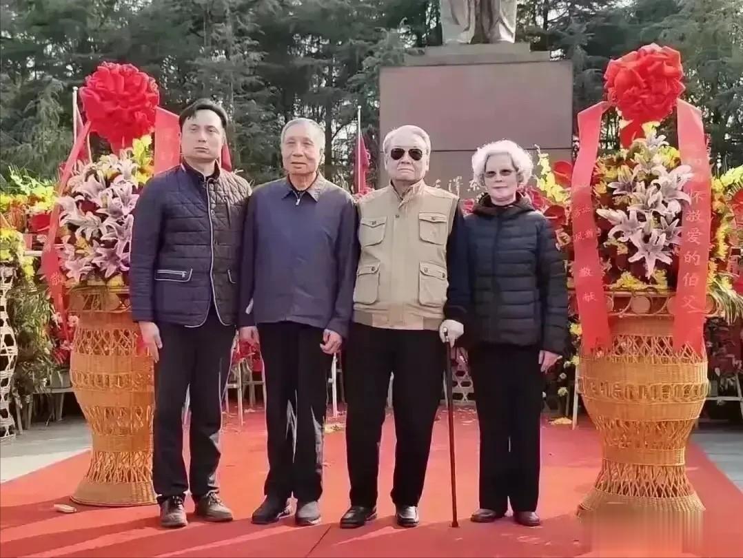 2023年4月，毛远新与妻子全秀凤在湖南韶山伯父毛泽东铜像前留影

毛远新出生于