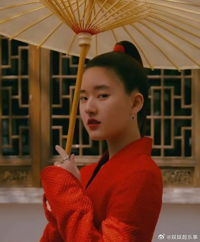 脑门都不敢露就别尬吹美人了，扛得住“大光明”发型，才是真神颜 ​ ​​​