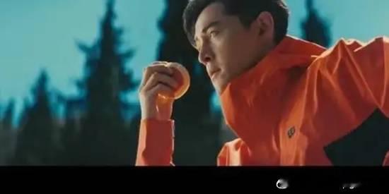 胡歌出演广告片被指抄袭 品牌回应：将向上级反馈近日，演员胡歌主演的户外品牌可隆广