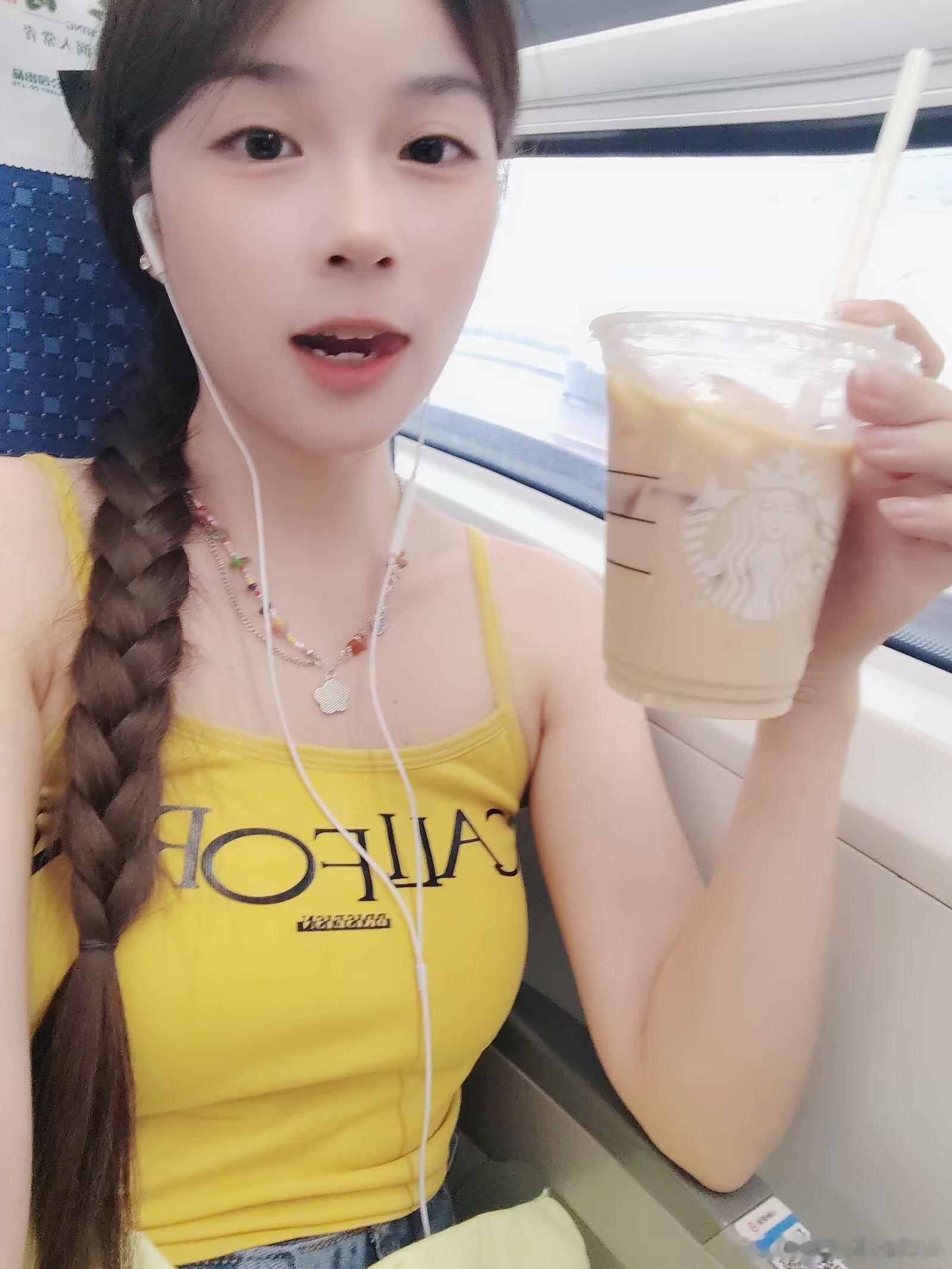 自始至终都是一个人，孤独早就无从畏惧。过去是，将来也一样。不必期盼旁人相伴，学会