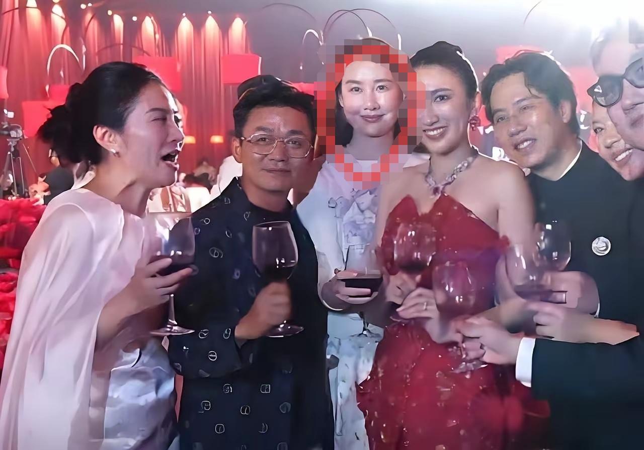 王宝强现在真的好洋盘哦，整个人红光满面活的越来越有气质，范儿十足再也不是过去那个