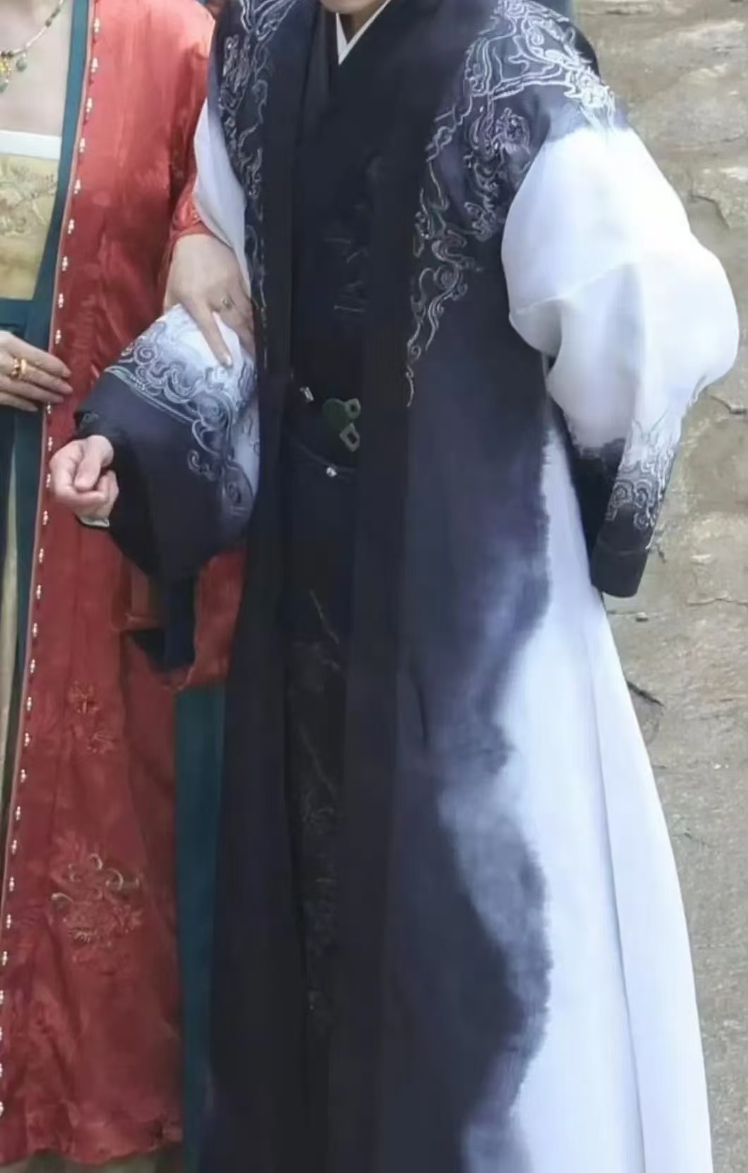 董思成今天新衣服，怎么样,这次够薄了吧 