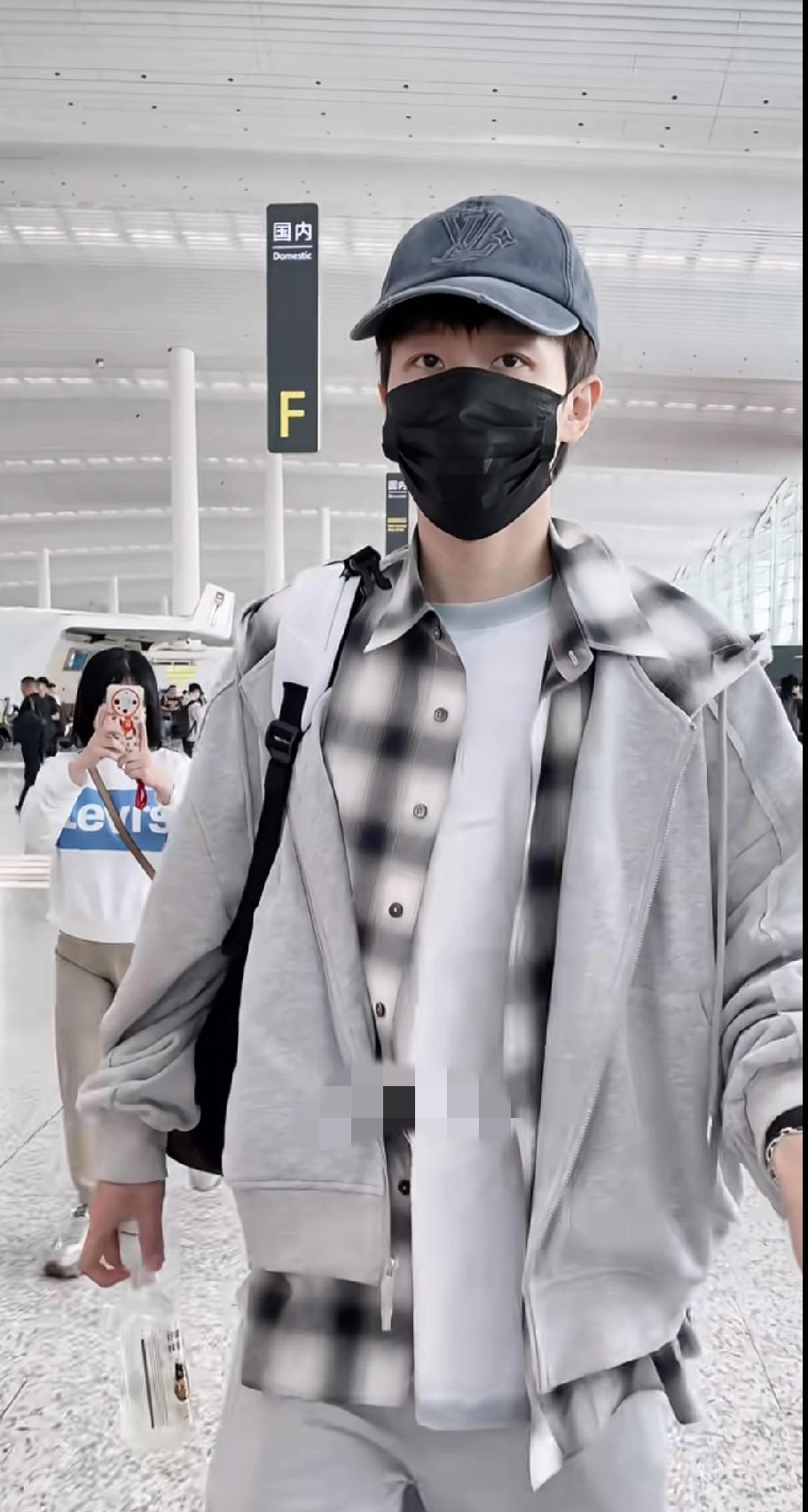 林高远又出发！直奔上海Feng Chen Wang时装周✨
 
刷到林高远最新机