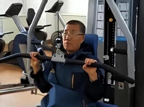 2000年，哈尔滨一个26岁小伙意外离世，他的心脏移植给了57岁的杨孟勇。没想到