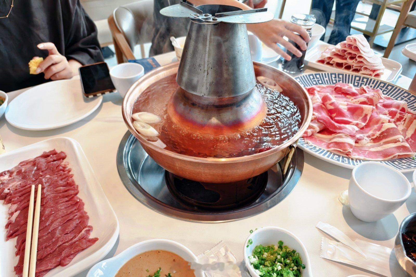 好多外地朋友接受不了老北京铜锅涮肉的清水锅底。其实这玩意儿早年间叫蒙古锅子，行军