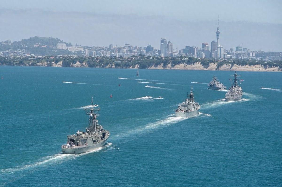 这才是真英雄该做的事！近期我国海军舰艇编队突然现身帕劳海域，随后竟然抵近了澳大利