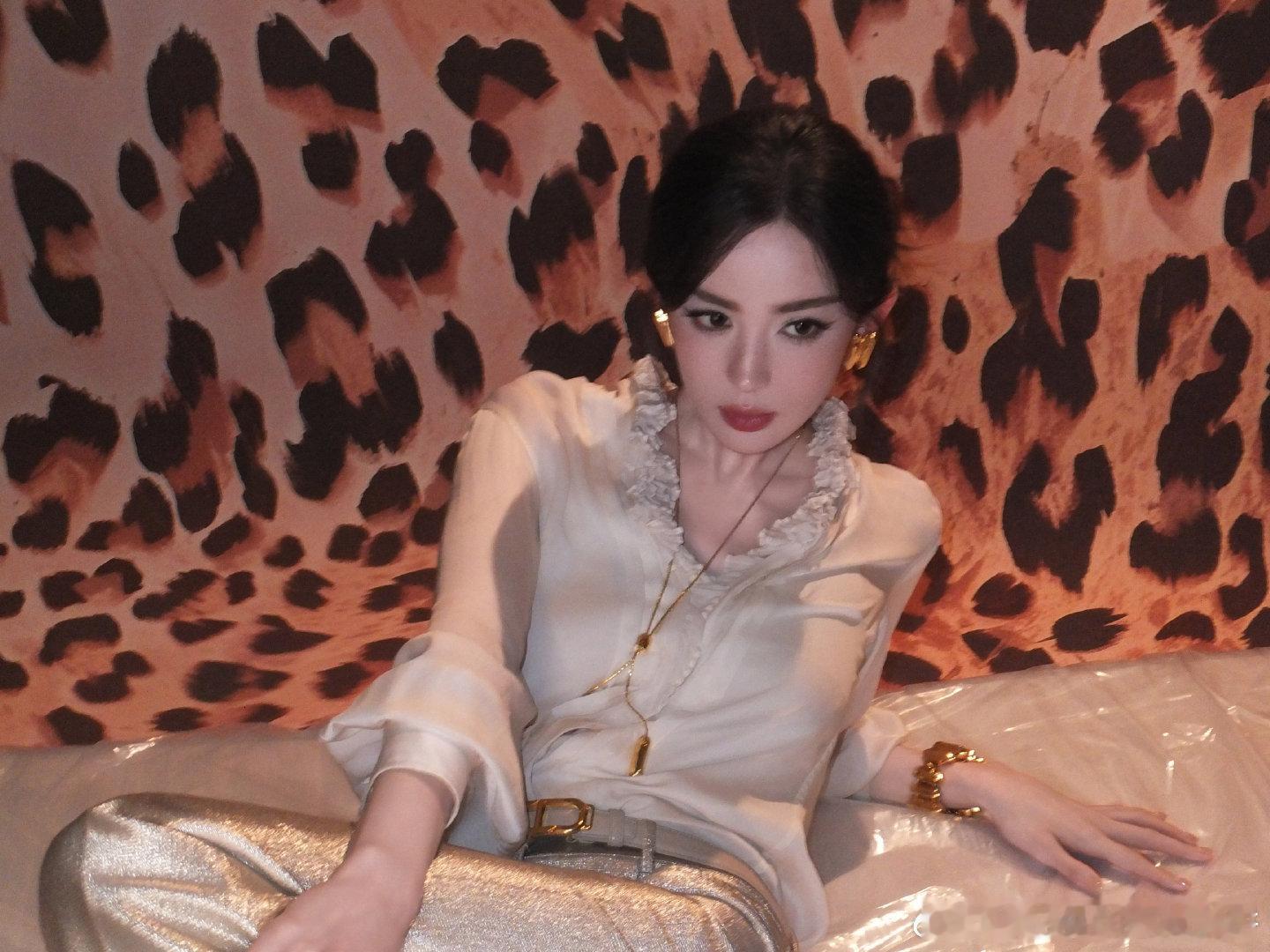 娜扎美的像梦境中出现的妖魅，一呼一吸就勾人心魄 