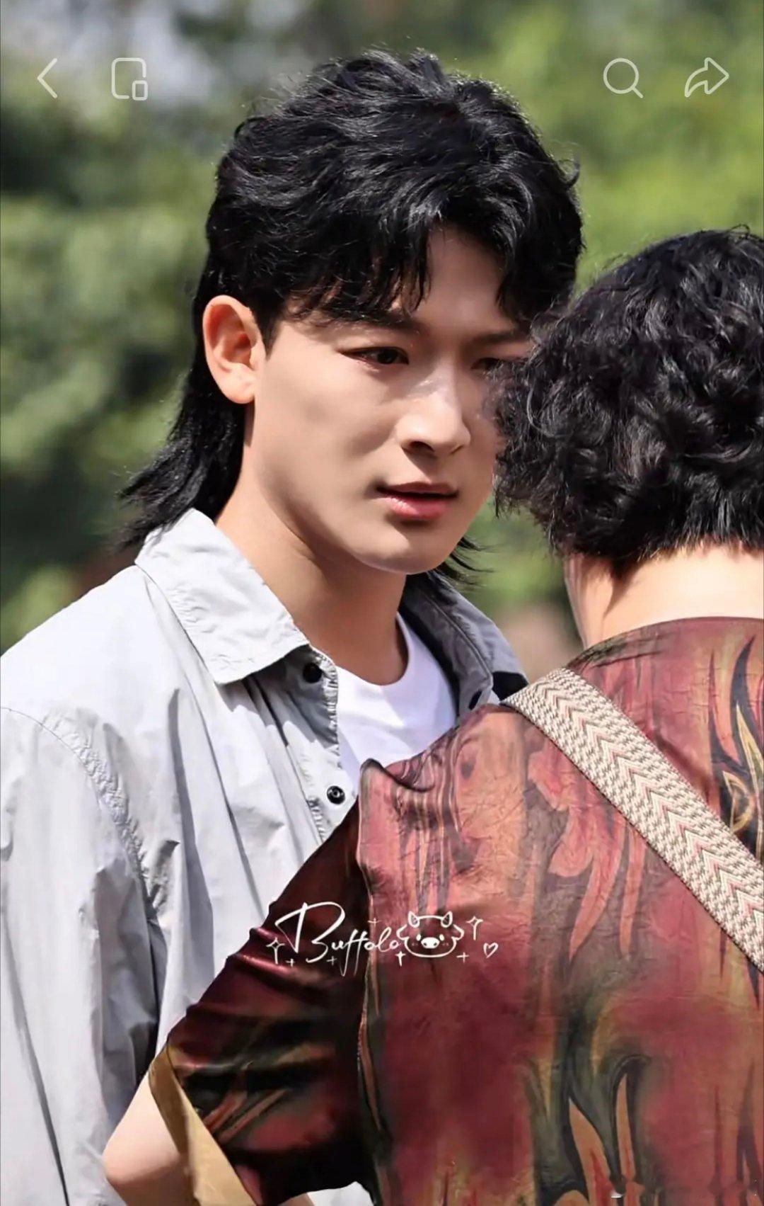 张晚意狼尾发型路透，此前从未见过 