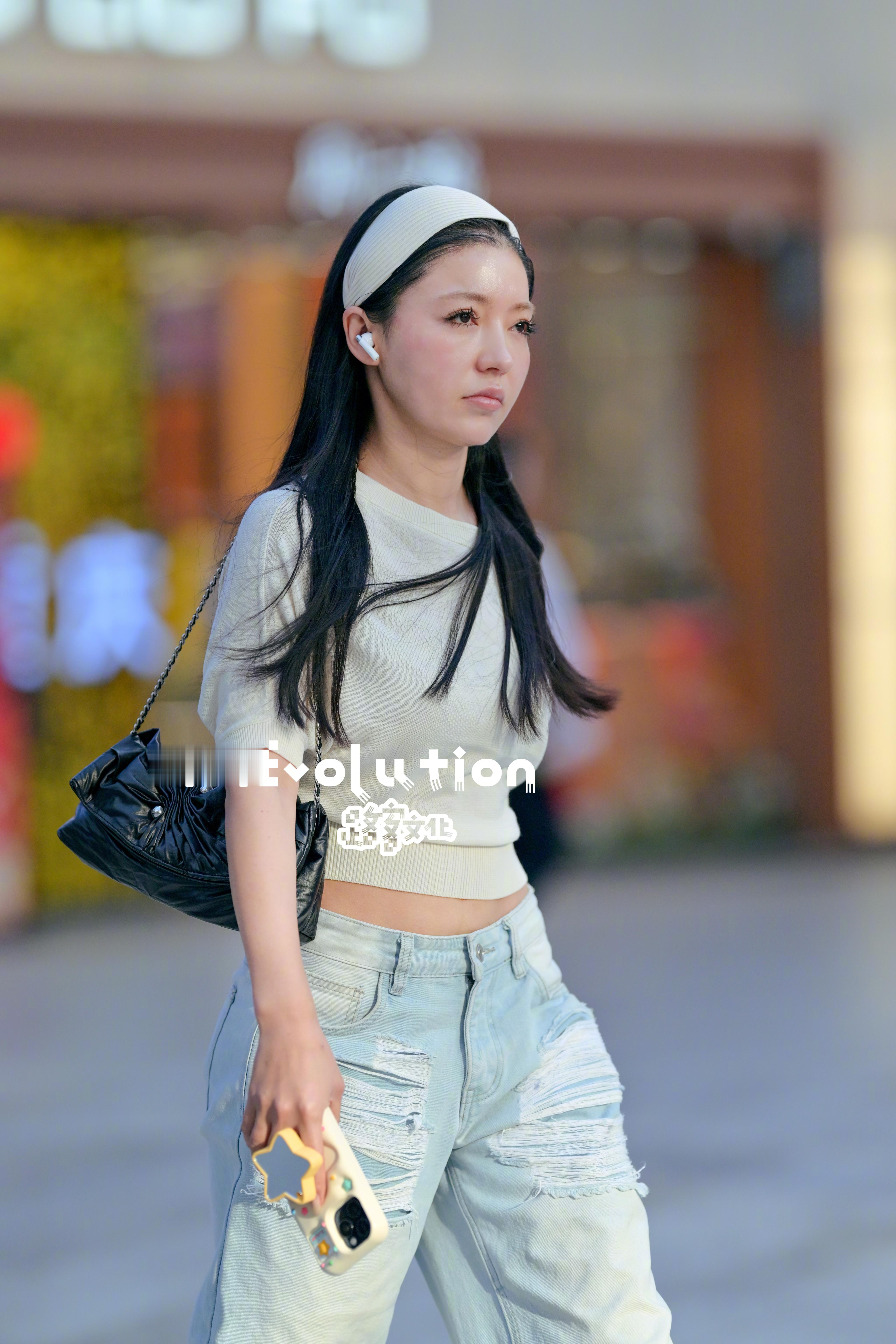 小姐姐有心事的样子哦 