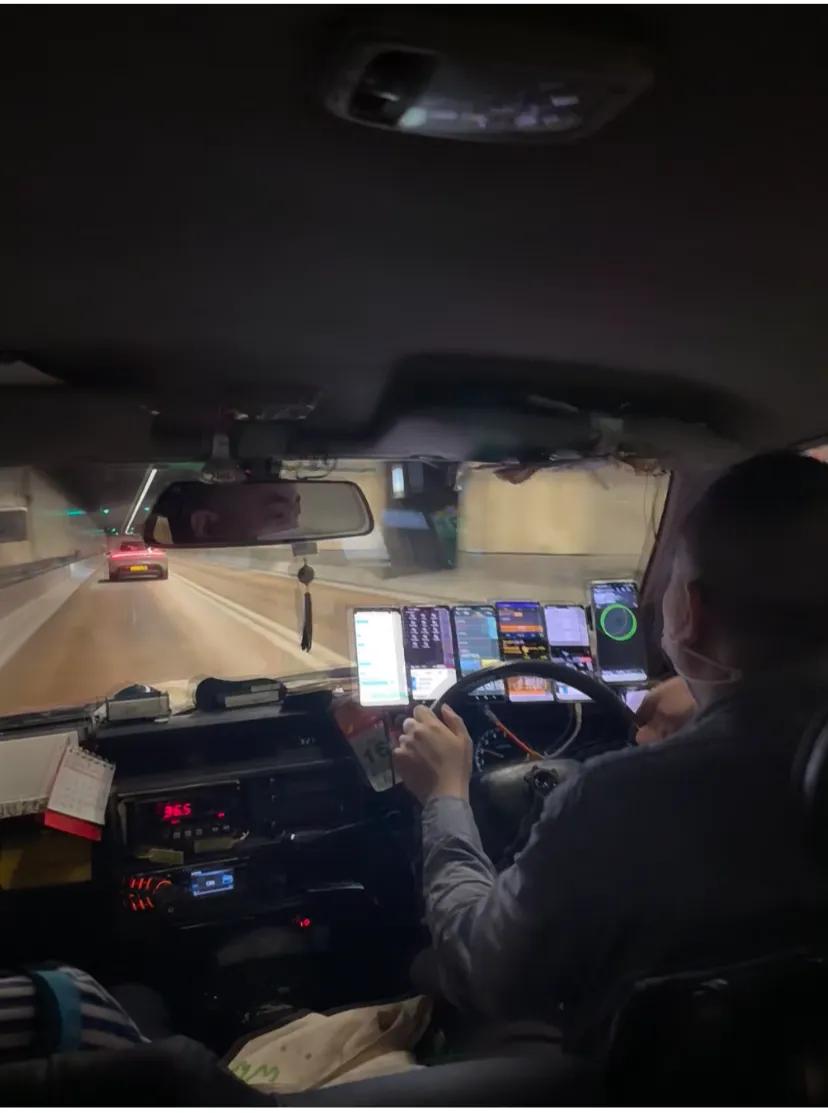 香港的士司机用这么多手机干嘛的?
没一个是用来导航的，按理说接单也用不了这么多 