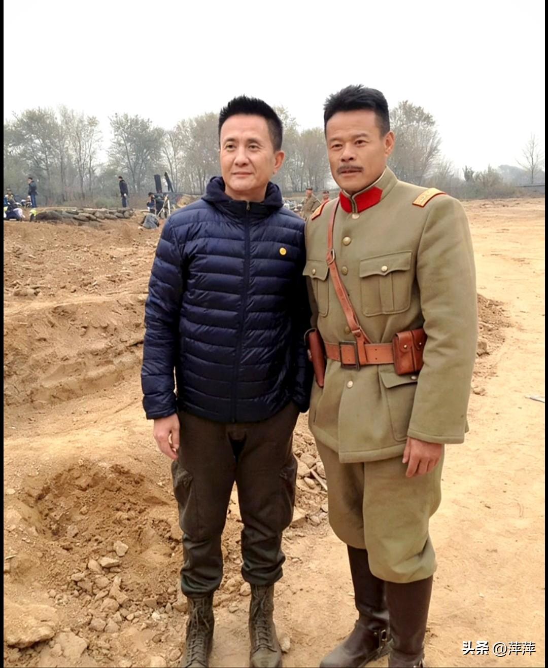 这是《少帅》片场照，左为演员张志坚，右为饰演郭松龄的黄品沅。