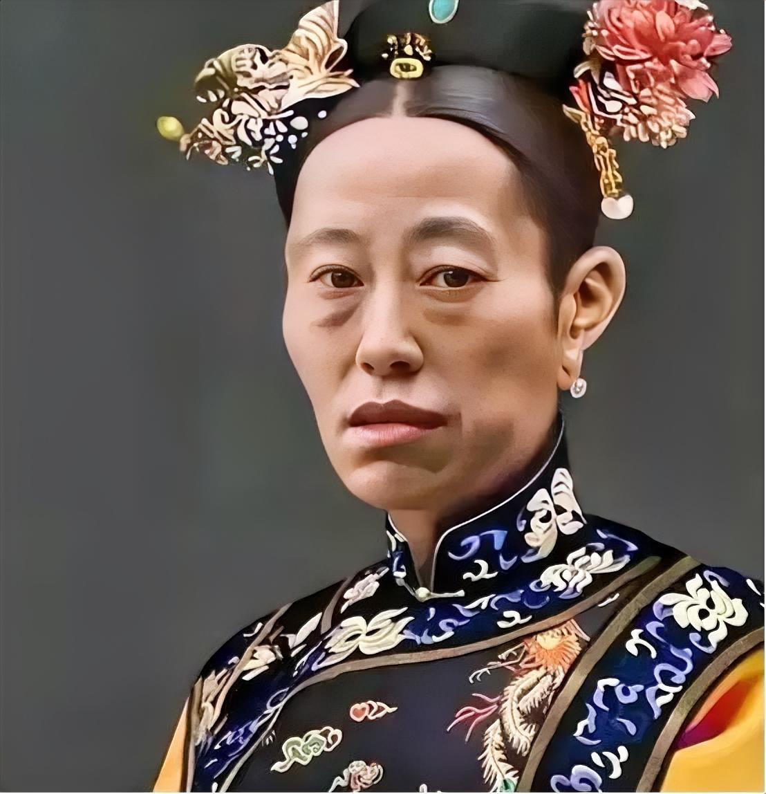 1888年，隆裕嫁给了光绪，新婚当夜，光绪跪地大哭：“我不能与你同房！”没想到守