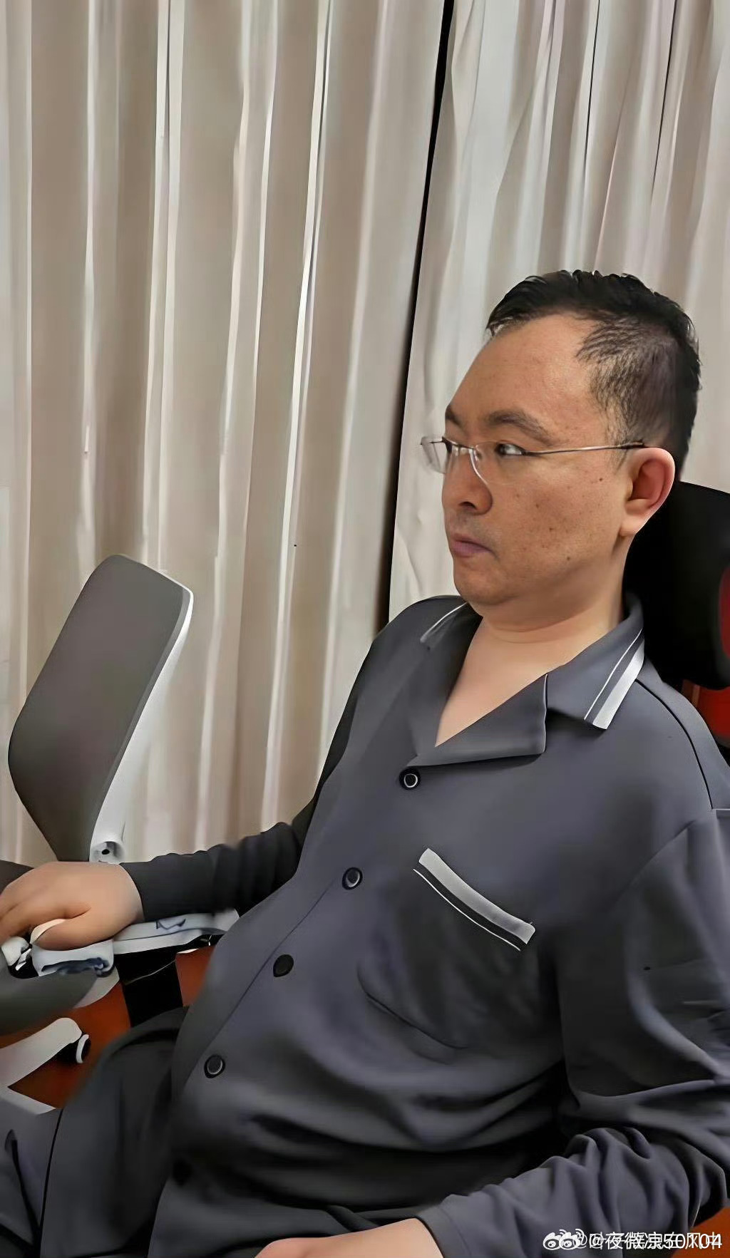 蔡磊2年几乎没离开过卧室 很难不被蔡磊的毅力震撼，整整两年活动范围仅限卧室。病痛