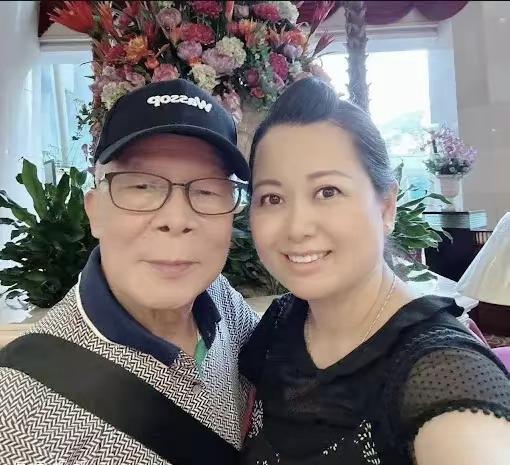 何伯跟5个子女的关系，显得不是多好，火花了，死亡证明不是子女们领的，是一个网友帮