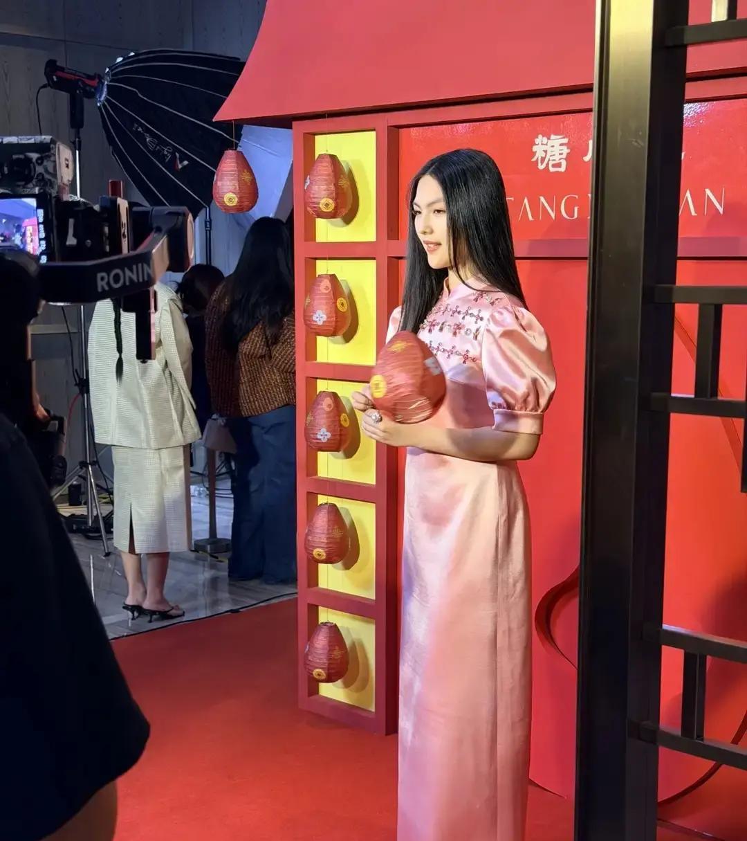 14岁王诗龄晚宴照瘦出锁骨，网友却喊修图过度。
 
李湘没回怼，只甩出一张机场抓