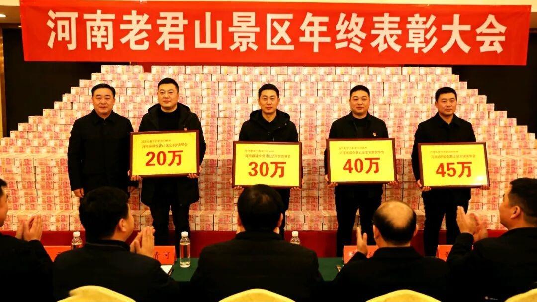 “甜蜜负担” 啊！
这妥妥的年度最佳年终奖，不仅是沉甸甸的现金，更是实打实的认可