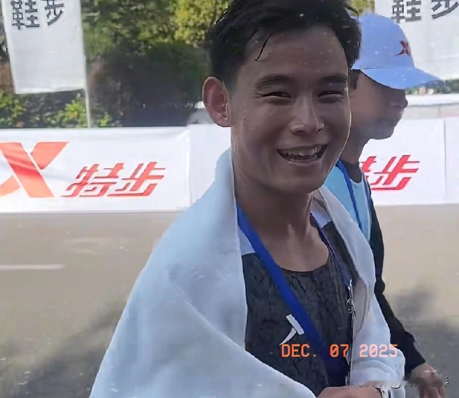 2025特步晋江马拉松今天早上在晋江世纪大道祖昌体育馆鸣枪开跑！

全程马拉松男