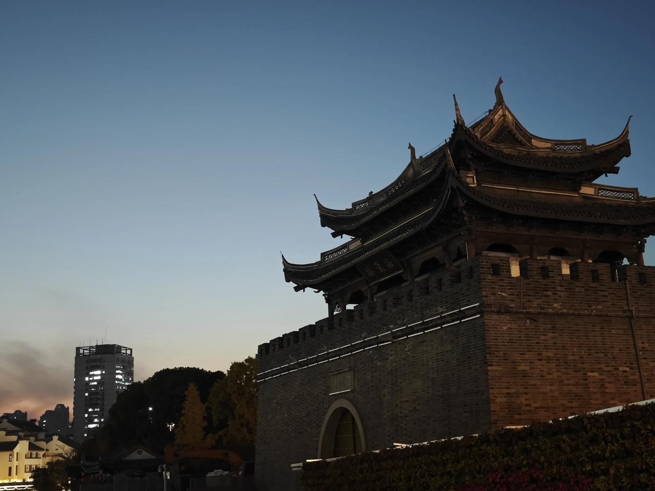 #评论区晒图挑战赛#
夜色深冬的无锡