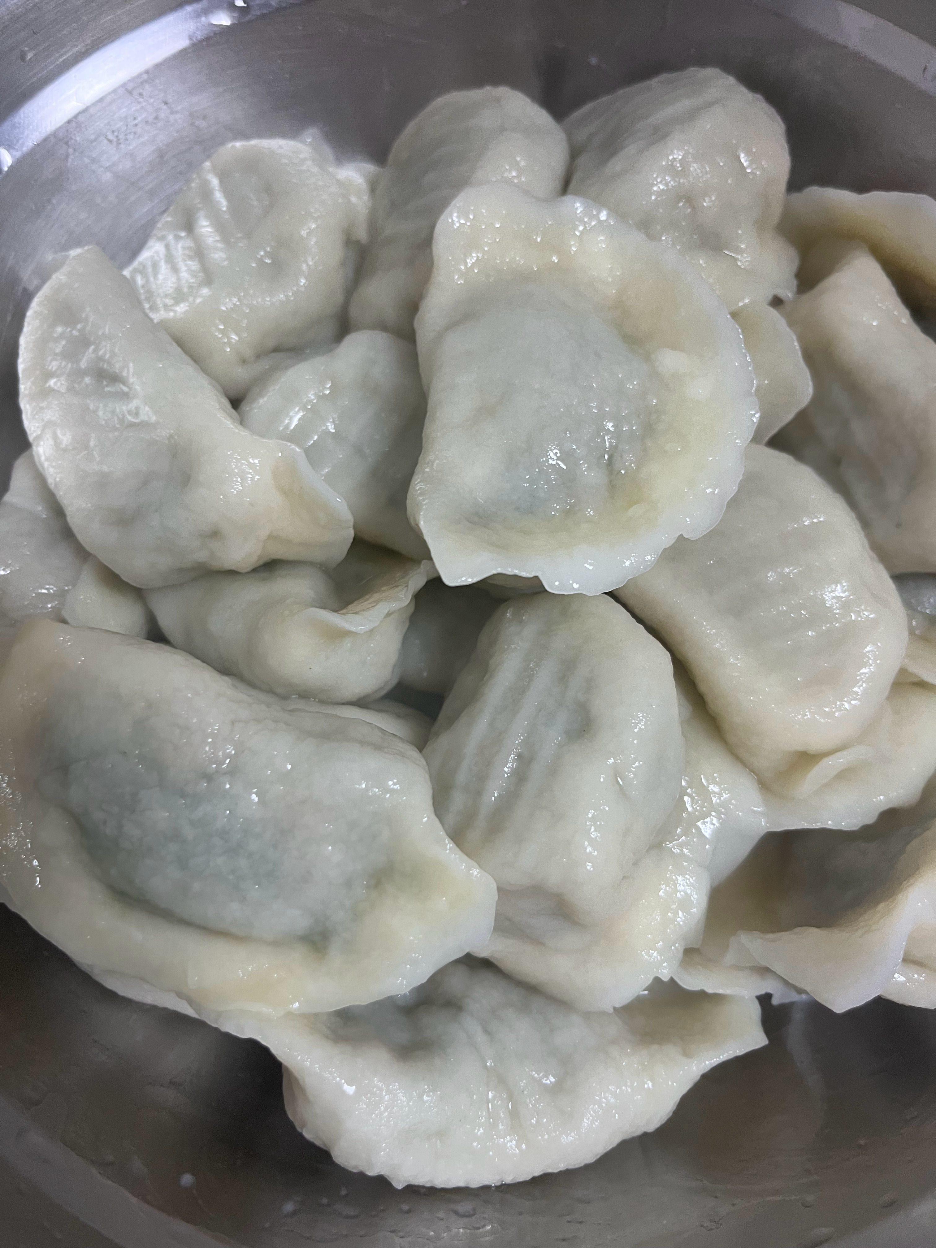 冬至吃饺子，是传统也是幸福。愿大家的生活像饺子一样，实实在在，美满幸福。冬至快乐