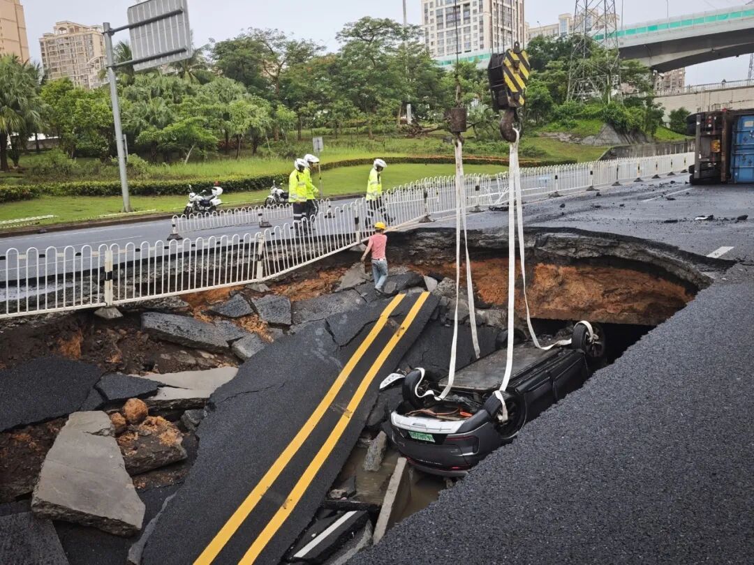 #海口路面出现塌方坑一轿车掉入# 【海口路面出现约140平方米塌方坑，一辆车“被