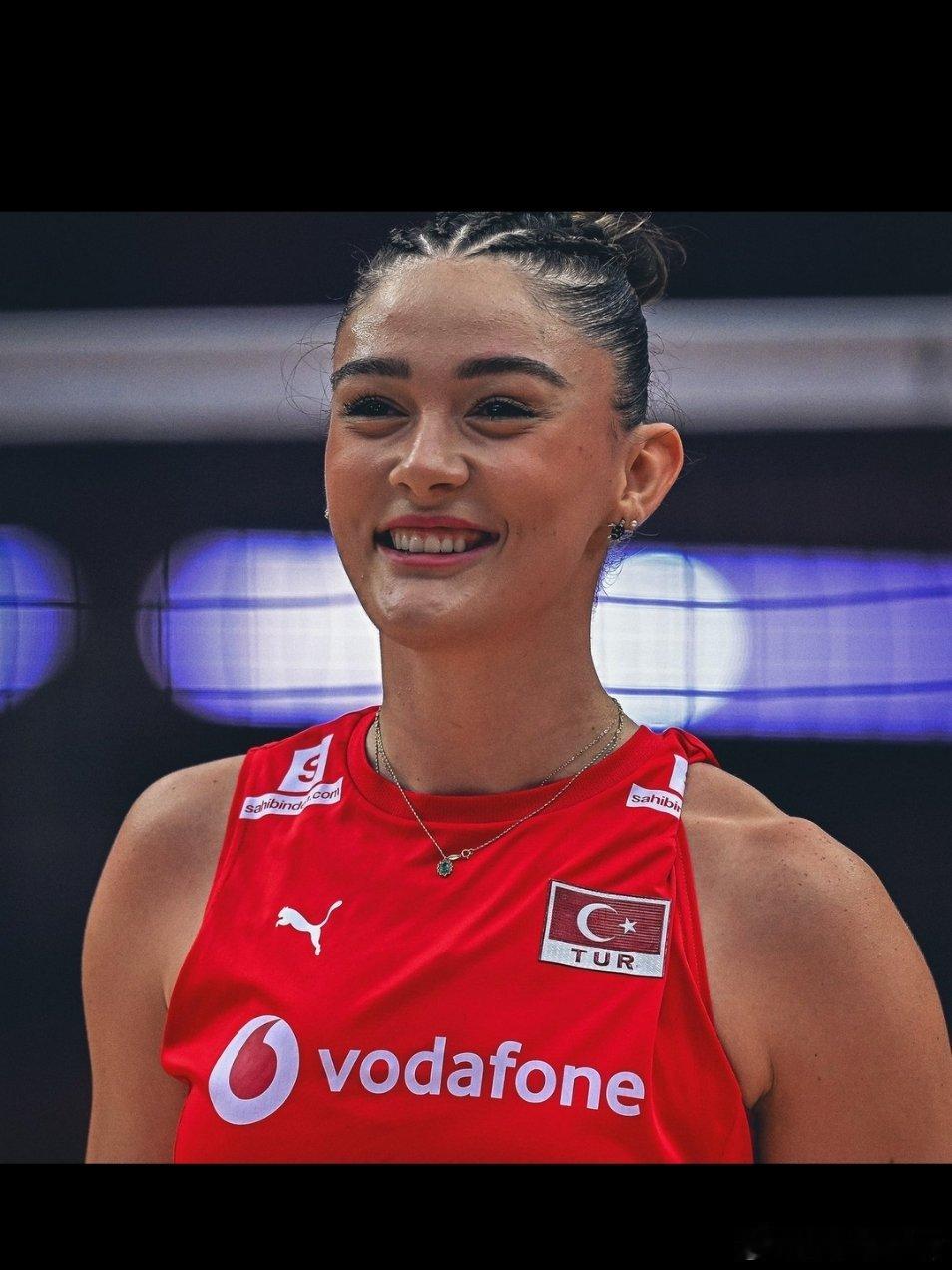 泽赫拉在世联赛第三周正式回归，之前因为腰伤缺席。2026世界女排联赛女排