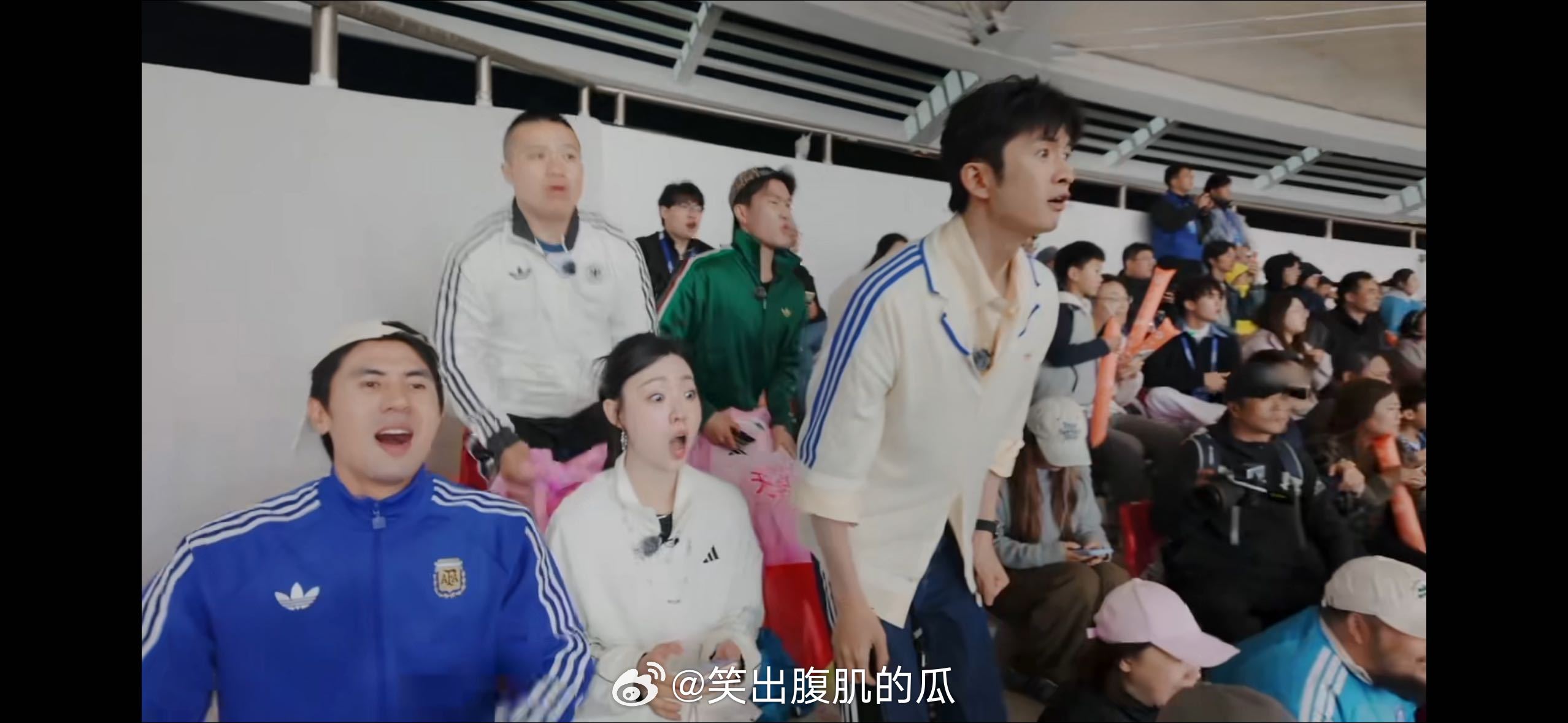 管乐看苏超忘记支持哪个队了 看管乐看苏超，她像个走进玩具博物馆的小朋友。球场上各