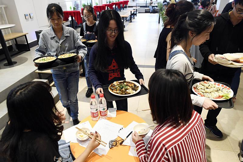 大学生，一个月生活费应该给多少合适呢？
我闺女2017年，在河南中医药大学读的本