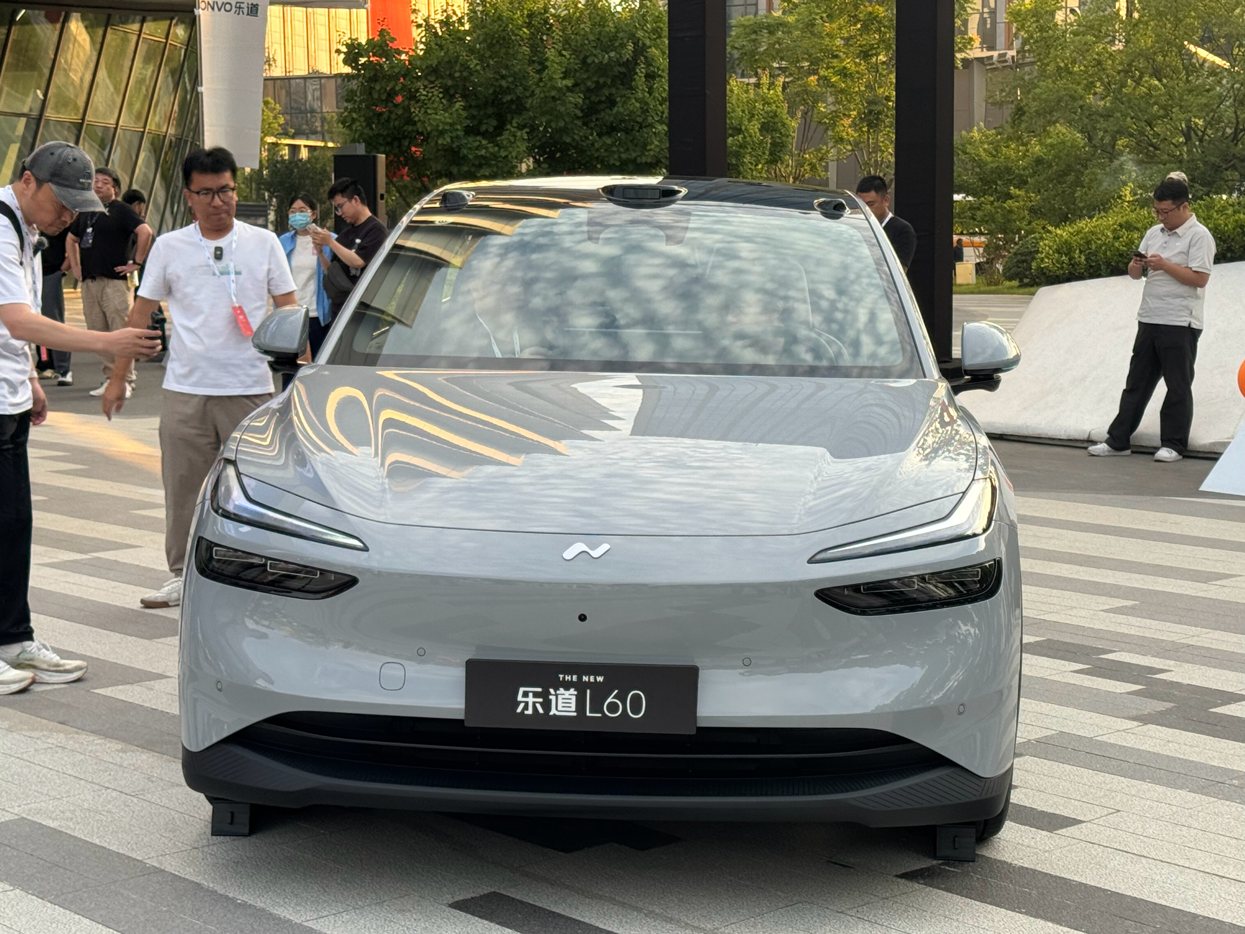 猜猜今晚新 L60 最终价格。先看看新车变化，加了小蓝灯，还有 17.3 英寸后