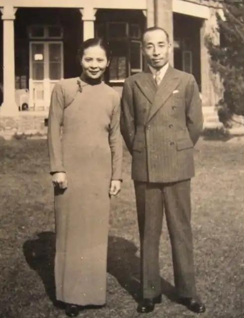 1954年，一富家小姐看上了一个穷小子，父母极力反对，但她仍然拿出私房钱，对穷小