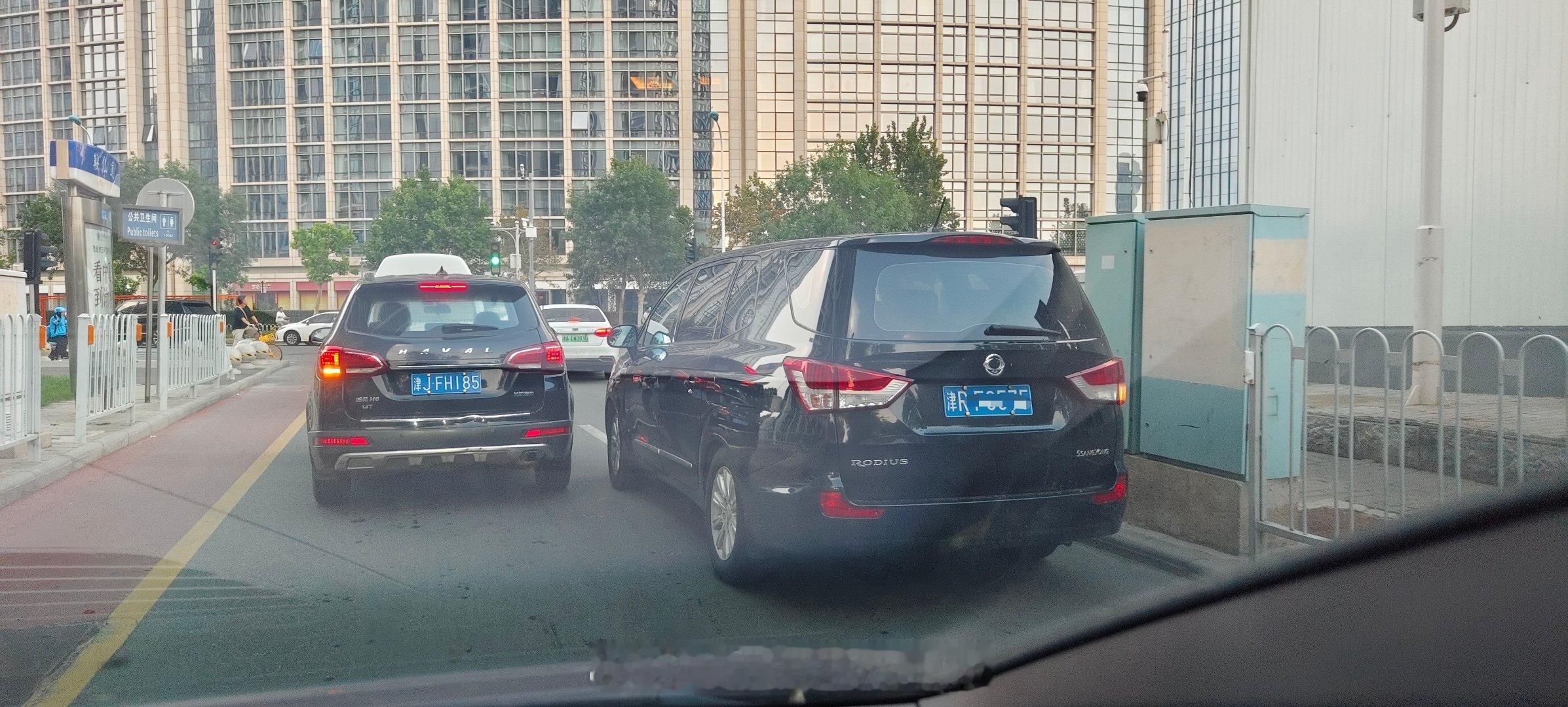 非常没有存在感的最后一代双龙陆帝，虽然陆帝这车本身就缺乏什么亮点（可能最值得看的