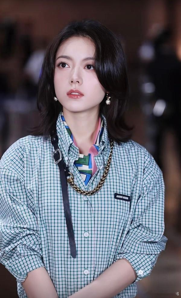 🌾赵今麦miumiu 的视频哪里翻车了？随便一截都很美啊 赵今麦戴珍珠耳环的少