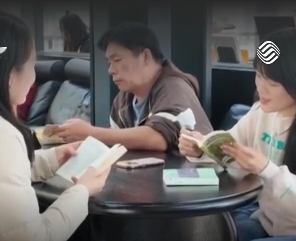 在开平塘口镇，旧粮仓化身先锋天下粮仓书店，成为侨乡文化新地标。“以书为媒，品读侨