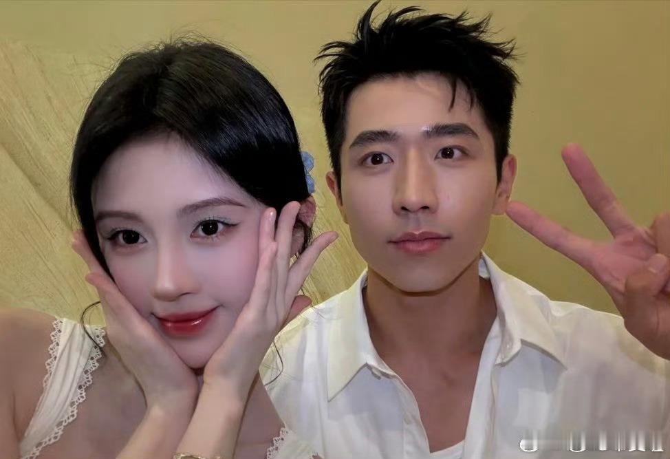 鞠婧祎和这个主持人合作2次啦，合照🈶 ​​​
